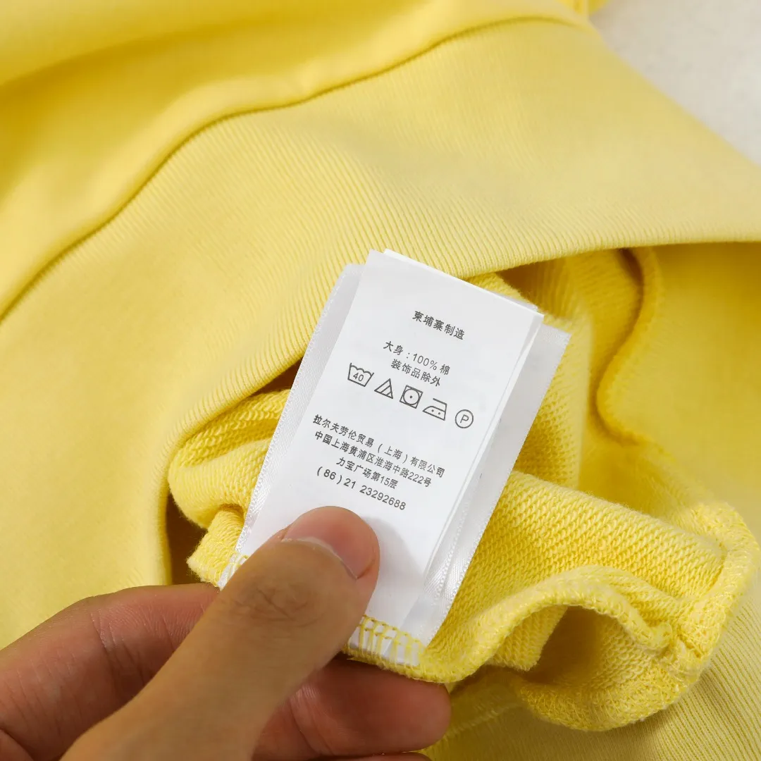 P260 #R99 Ralph Lauren pony logo eight-color half-zip lapel sweatshirt. Wear three times in one suit, easy to switch styles: Fully stand-up collar mode: crisp lapel three-dimensional windproof, taking into account warmth and cool lines, full of coolness ▫️Half-open lazy mode: slightly exposed collarbone, relaxed and comfortable | Pair with a shirt or high collar to show the intellectual atmosphere ▫️Full-open V-neck mode: Visually extends the neck-shoulder ratio | Stacking is more layered, hiding the flesh and making it look slimmer, making it easy to wear with a sense of luxury. Genderless design, shared wardrobe concept: White is gentle and elegant | Black is cool and slimming | Both colors can be used to create a couple CP look. 8 colors are available in the full line | From classic to soft | Meet all daily and occasion dressing needs Quality is reflected in the details: Micro-label logo embroidery | Loose but not procrastinating tailoring | High-grade fabrics ensure a comfortable fit. Easily manage various scenarios such as workplace commuting, weekend leisure, and date travel, effortless chic is the definition of effortless chic.  Color: Black White Navy Mint Green Khaki Pink Yellow Army Green Size: S M L